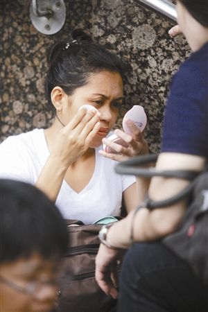 深圳菲佣月入5000元高于香港 行事低调打黑工(图2) 香港菲佣工作时间不打扮,只在周末出门化妆。